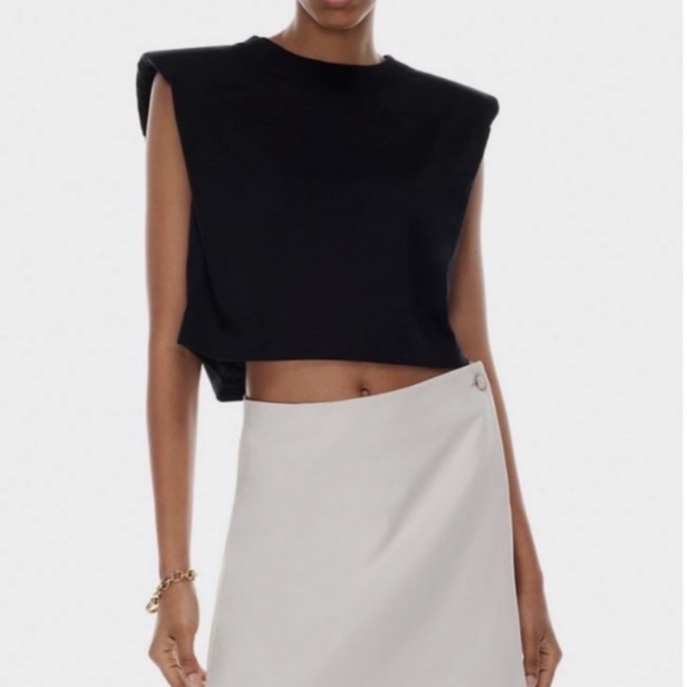 Aritzia padded shoulder cropped tank top